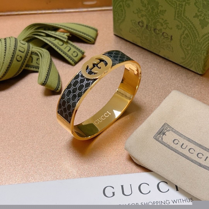 G*u*i bracelets
